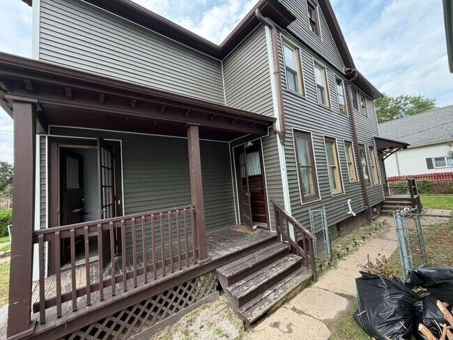 Building Photo - 2404 W Lapham St