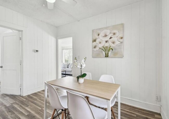 Building Photo - Housing Voucher Accepted: Charming 4-Bedroom Home in Saint Petersburg