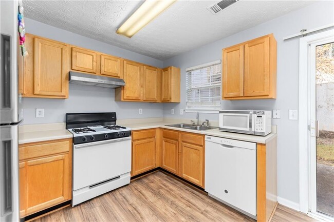 Building Photo - 400 Spring Head Dr SE