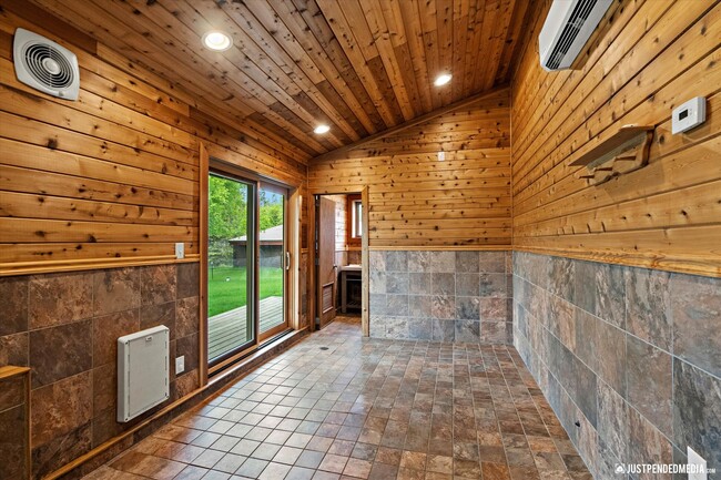 Building Photo - Hillside Retreat