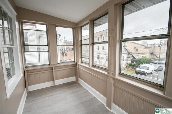Building Photo - 459 Linden St