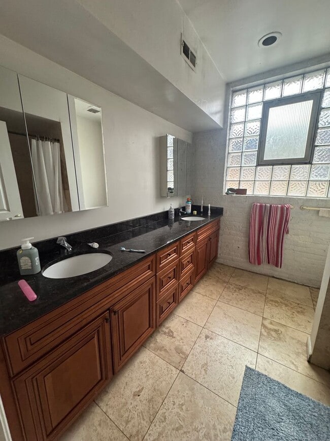 Building Photo - 916 W Belmont Ave