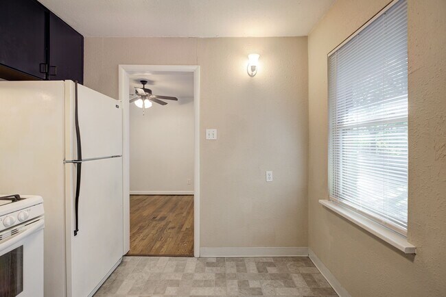 Building Photo - 806 Denison Dr