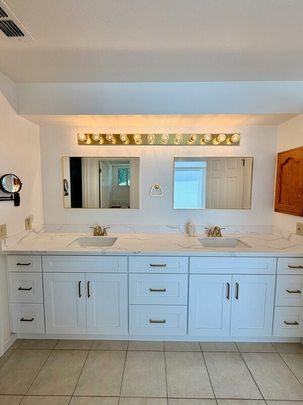 Building Photo - 5663 Montclair Cir