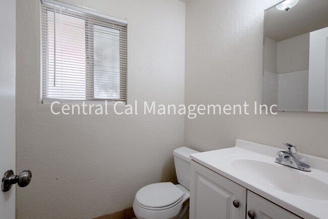 Building Photo - 813 Karma Ct