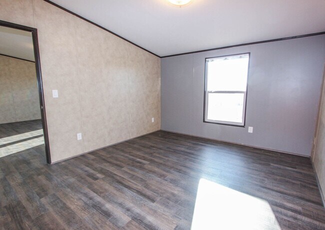 Building Photo - 3 bedroom 2 Bathroom - Horse Property