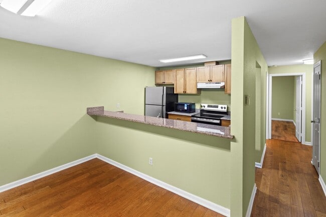 Building Photo - Ground floor 1 bed + bonus room in prime B...
