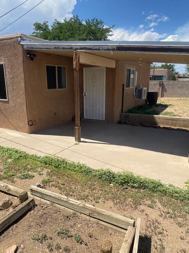 Building Photo - Northeast home off Juan Tabo and Indian Sc...