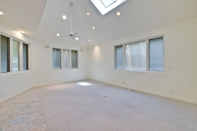 Building Photo - Large 3,767 sqft home on a 10,000 sqft lot- 2 bed located on 1st floor w/ separate entrance - Top...