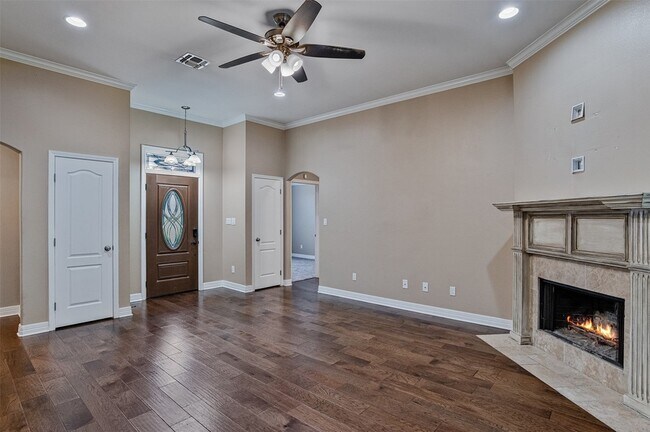 Building Photo - 133 Lone Oak Dr