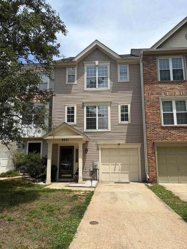 Building Photo - Beautiful Townhome in Seven Oaks!