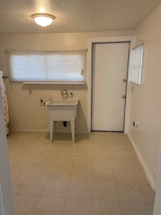 Building Photo - Cute house!