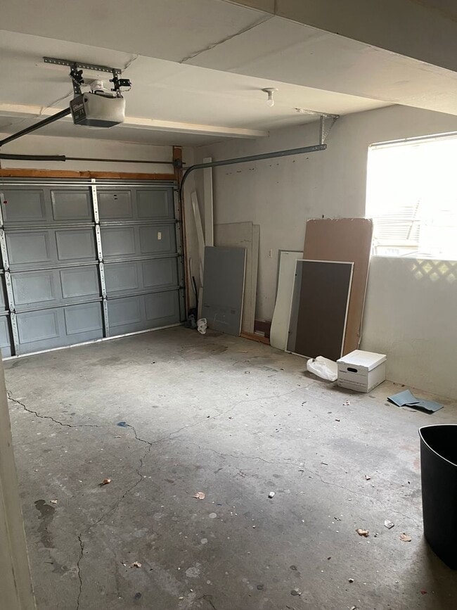 Building Photo - 4 Bed/2 Bath home in Harrisville