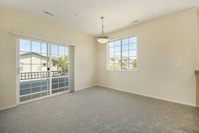 Building Photo - 2BR/2BA Condo with Garage! Available NOW!