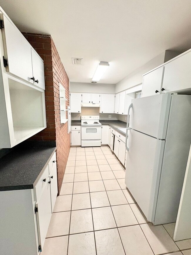 Building Photo - Charming 2 Bedroom Home with Fenced Yard & Screened Patio – Prime Location!