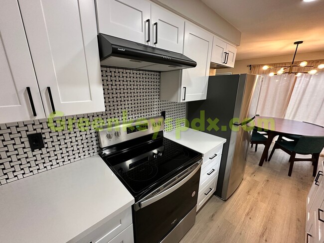 Building Photo - Updated 2-Bedroom Unit on one level that i...