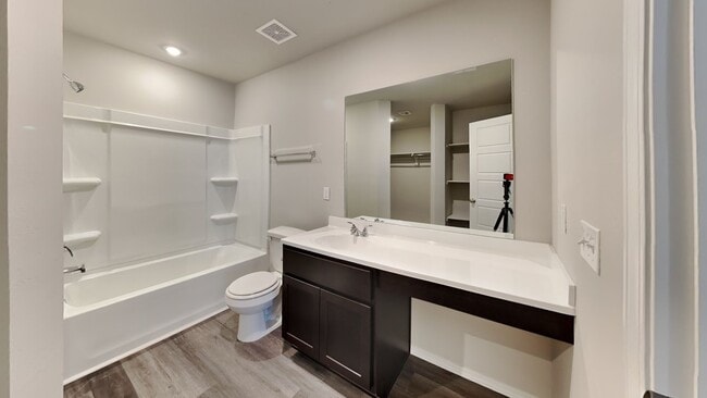 Building Photo - Very Nice 4 Bedroom 2 Bath Home in Yukon S...