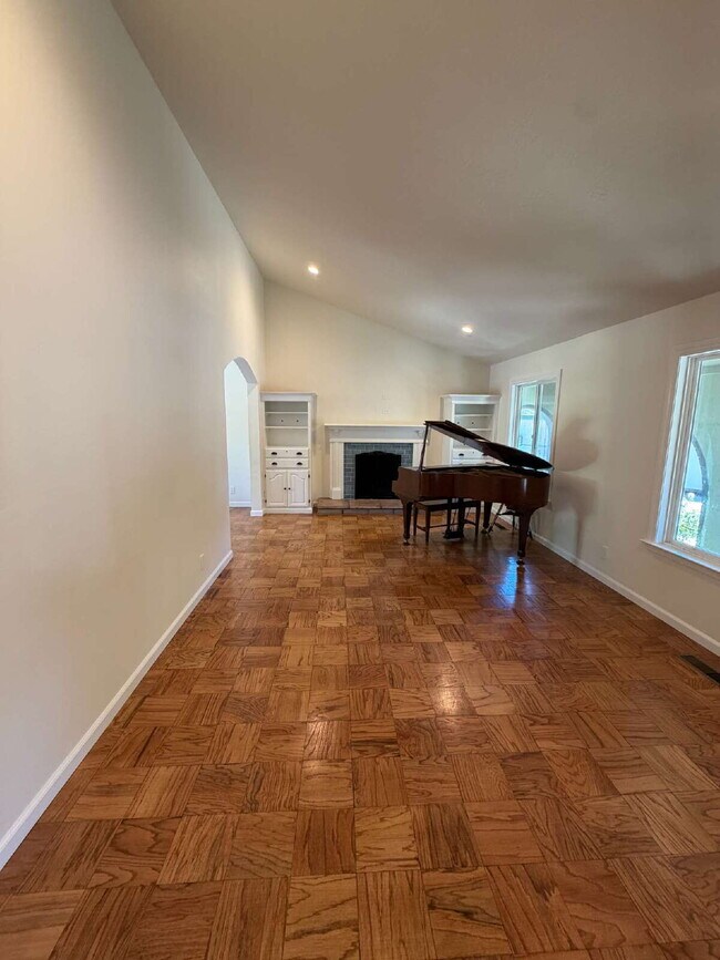 Building Photo - "Charming Walnut Creek Retreat: Spacious 4-Bedroom Home with Elegant Granite Kitchen, Cozy Firepl...