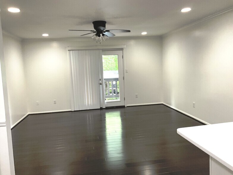 Building Photo - 1001 Woodland Vlg