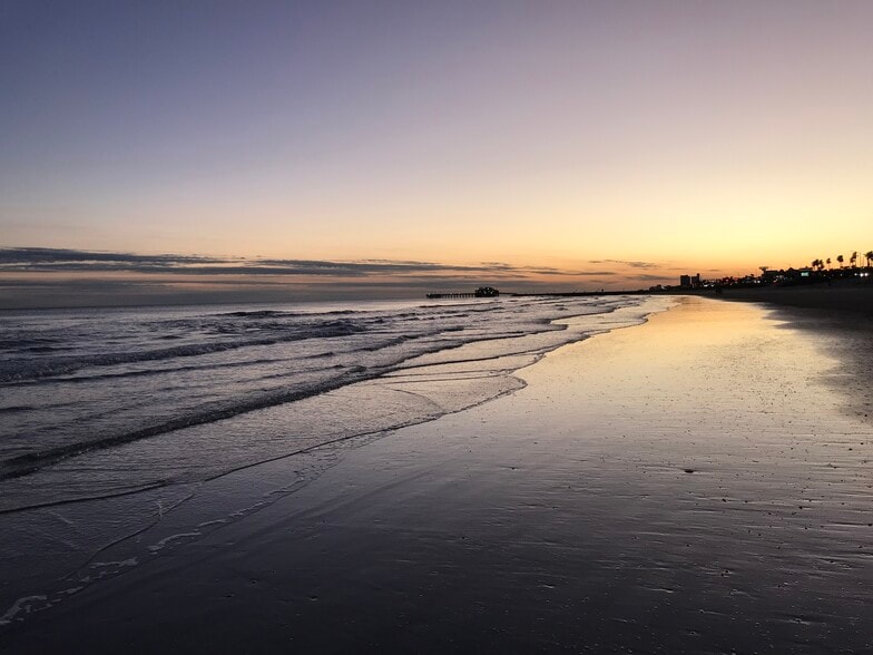 Galveston Beach Bungalow for Rent. Fully Furnished. ALL BILLS INCLUDED IN RENT. Duplex. Easy 4 blk walk down the sidewalk and direct beach access at 45th and Seawall Blvd. Lower unit, #B. - 4408 Avenue S 1/2