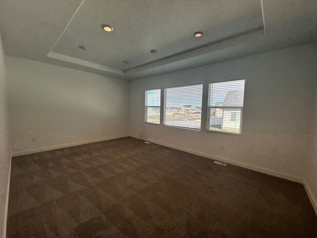 Building Photo - 284 W Saddlebrook Dr