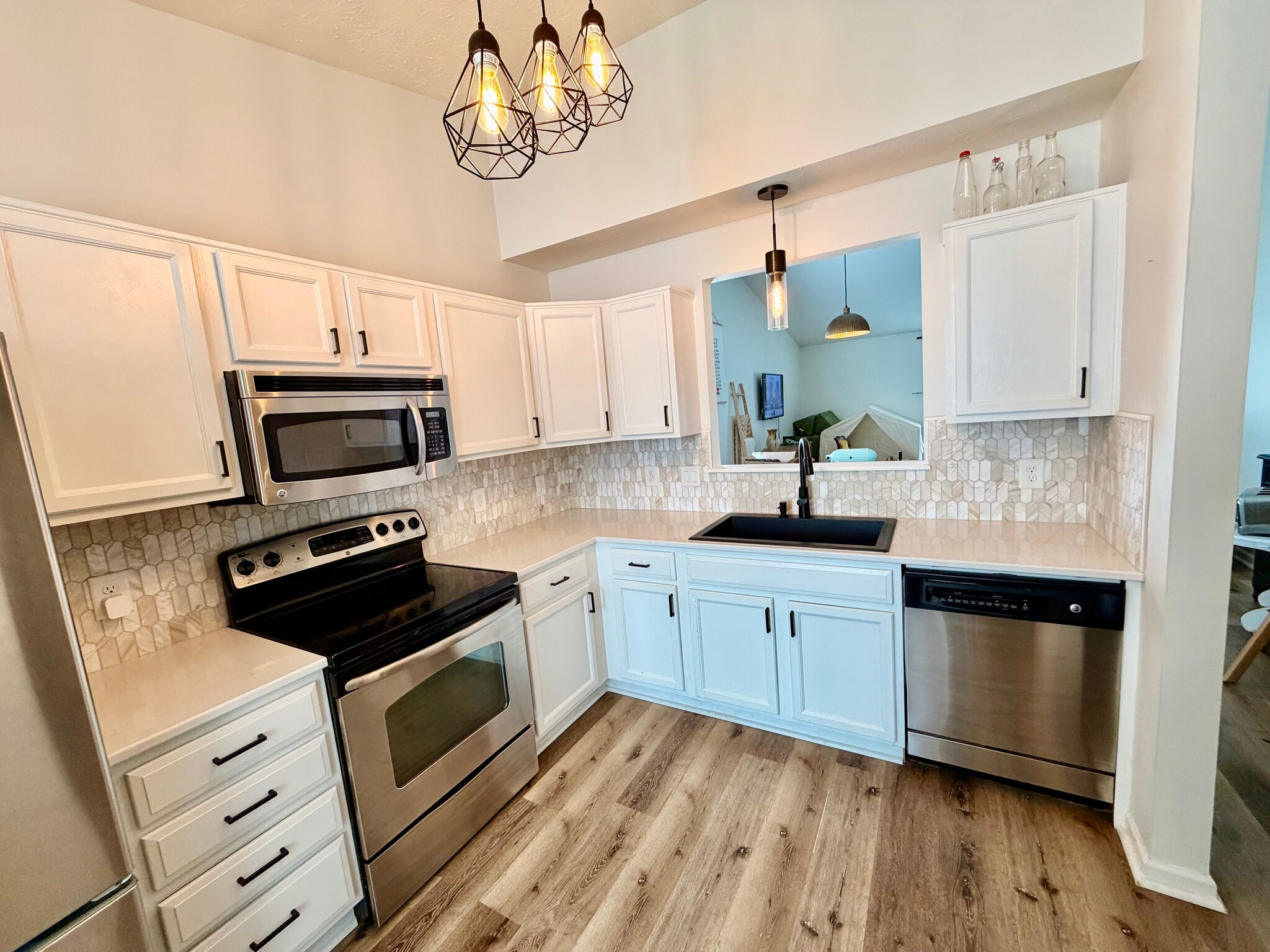 Building Photo - 3230 Monterey Dr