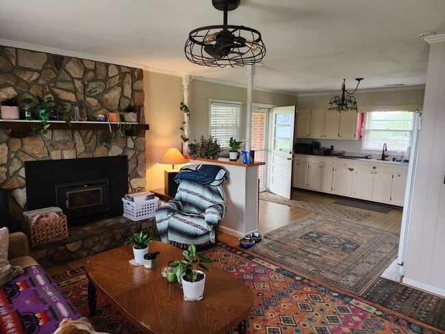 Building Photo - 3 Bed 1 bath Home Mount Airy