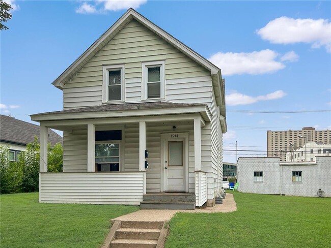 Primary Photo - 1214 Sherburne Ave