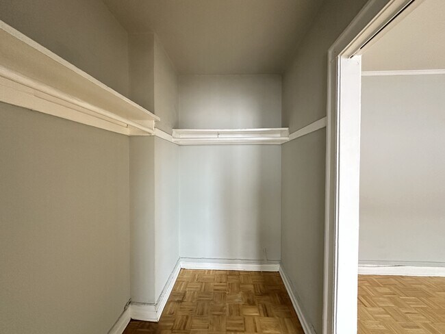 Building Photo - 716 W Belmont