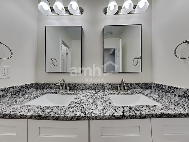 Building Photo - 1152 Balvaird Dr SE