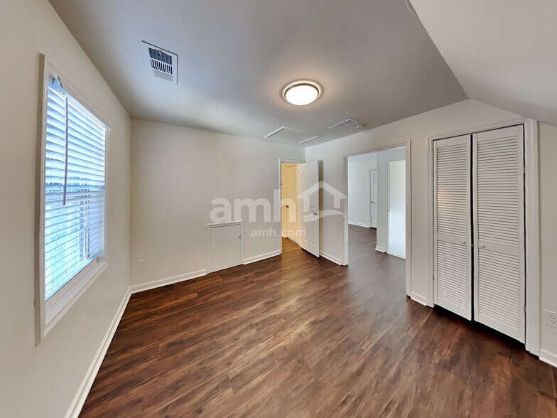 Building Photo - 155 Birchwood Pass