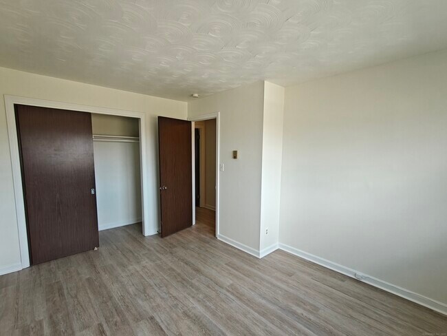 Building Photo - 18 Broadview Hts