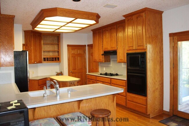 Building Photo - 677 Hoppe Ln