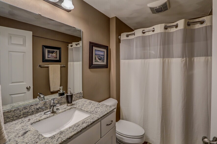Lower bathroom - 846 Thompson Drive
