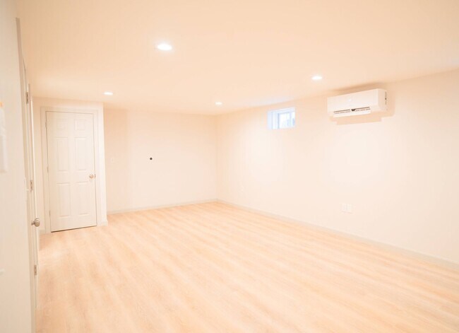 Building Photo - 61 Wainwright St