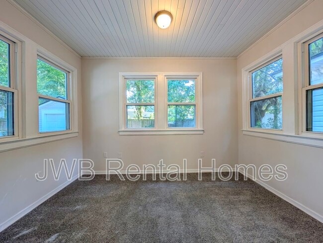 Building Photo - 1045 Fairwood Ln S
