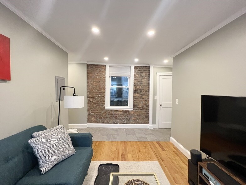 Building Photo - 151 Orleans St