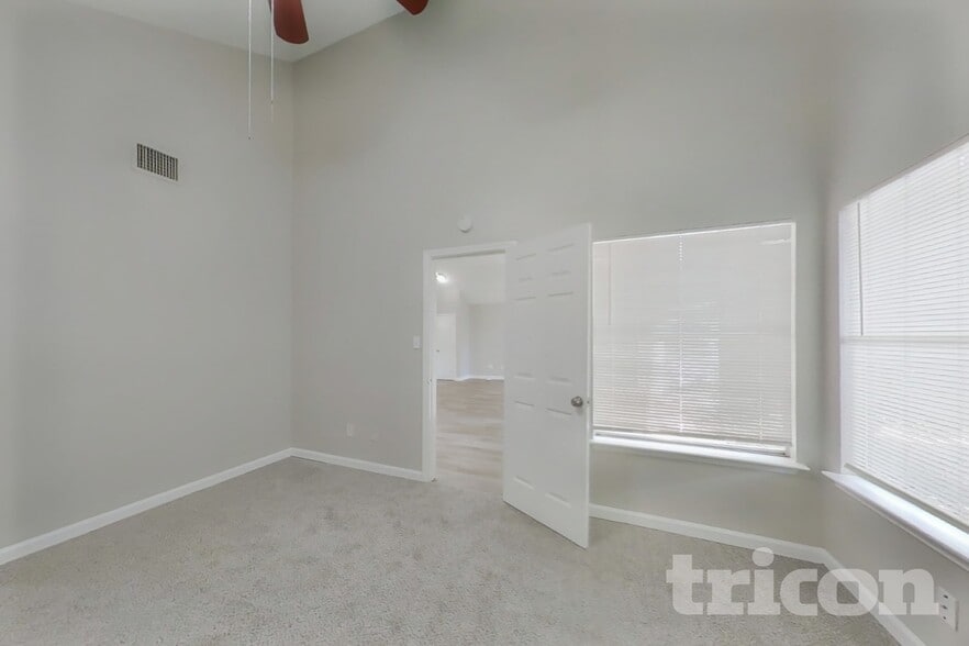 Building Photo - 16027 Hidden Acres Dr