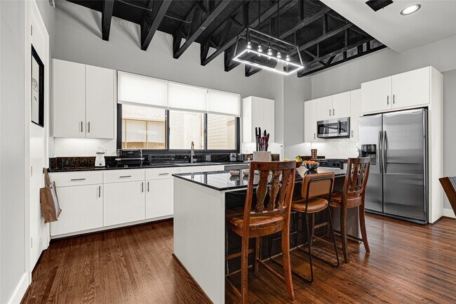 Building Photo - 1107 W 21st St