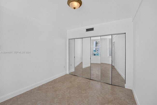 Building Photo - 5001 Collins Ave