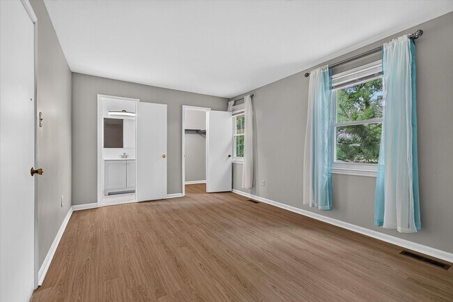 Building Photo - 8346 Stationhouse Ct