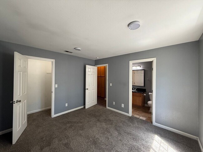 Building Photo - Parkview condo close to shopping & freeway access!