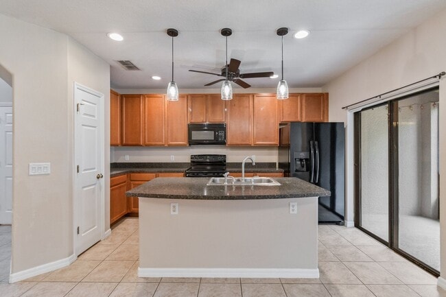 Building Photo - Beautiful 2/2.5 Townhome W/ 1 Car Garage L...