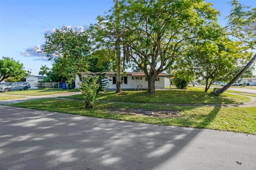 Building Photo - 601 SW 64th Pky