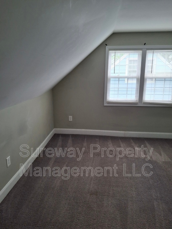Building Photo - 447 E Park Ave