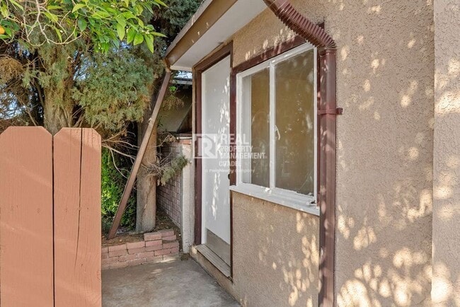 Building Photo - 1425 W Woodcrest Ave