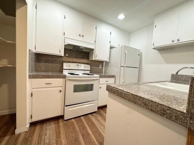 Building Photo - Charming 2-Bedroom Condo in Rancho Cordova!