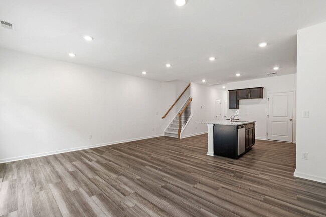 Building Photo - Updated 3BR Townhome with Pool and Spaciou...