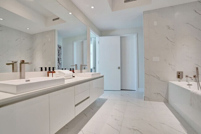 Building Photo - 3100 N Ocean Dr