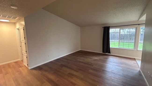 Building Photo - 1917 Coral Oak Ct